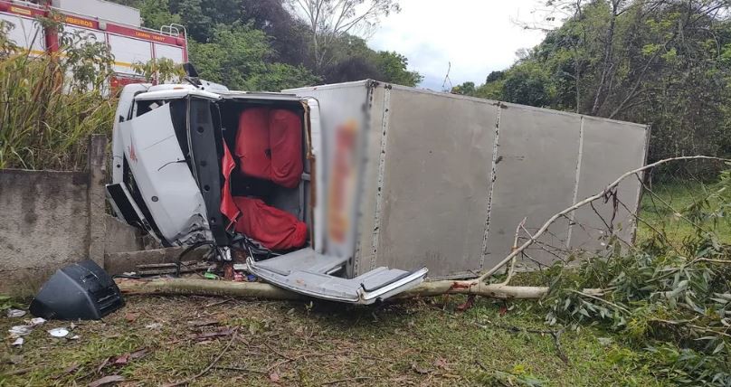 Caminhão derrapa durante chuva e vai parar fora da rodovia em São Sebastião do Oeste; dois ficaram feridos