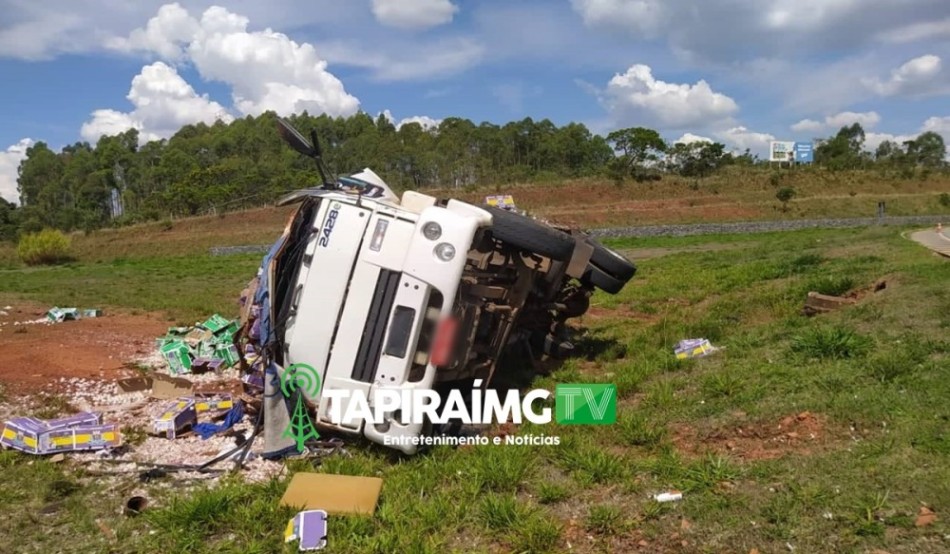 Motorista fica ferido após caminhão tombar na BR-262 em Campos Altos