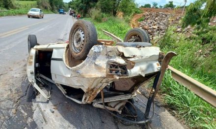 Criança e adolescente ficam gravemente feridos após carro capotar, em Arcos