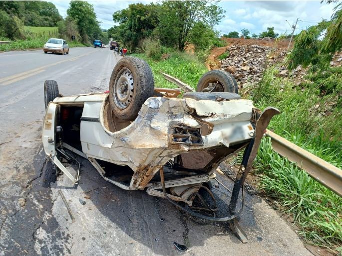 Criança e adolescente ficam gravemente feridos após carro capotar, em Arcos