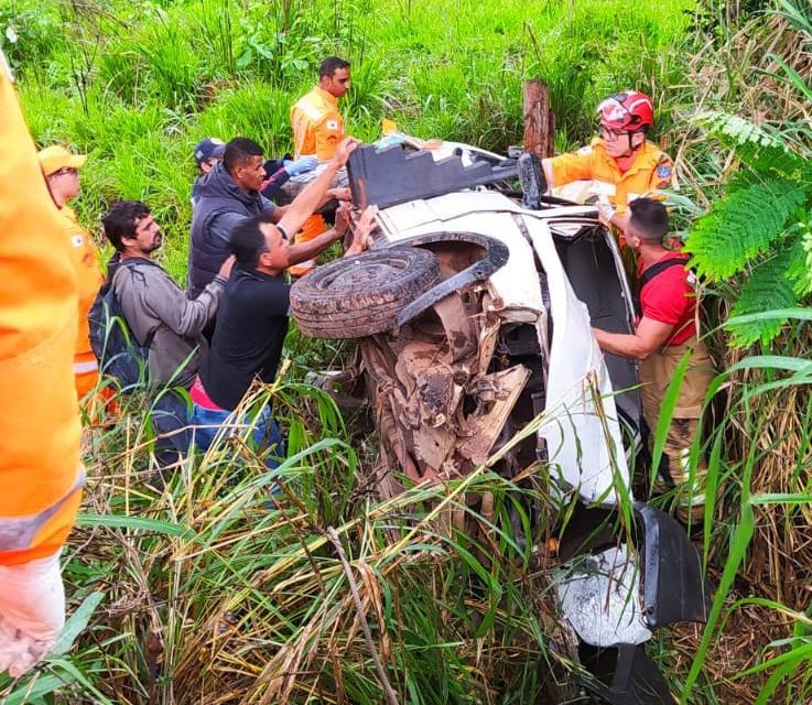 Quatro pessoas ficam feridas após carro capotar na BR-352, em Onça de Pitangui