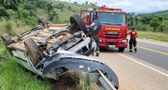 Casal e bebê ficam feridos após carro capotar no Sul de Minas