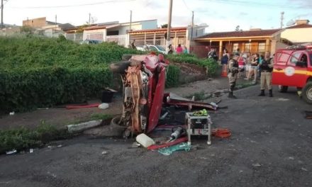 Jovem e adolescente ficam feridos após carro capotar no Sul de Minas