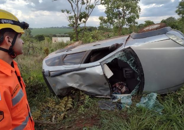 Quatro pessoas ficam feridas após carro capotar no Sul de Minas