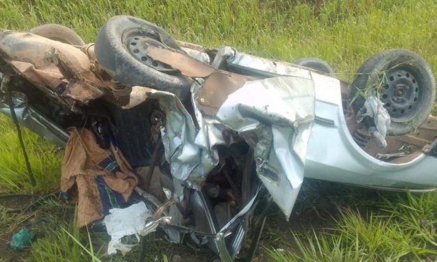 Carreta passa por cima de carro e motorista sobrevive na MG-424 