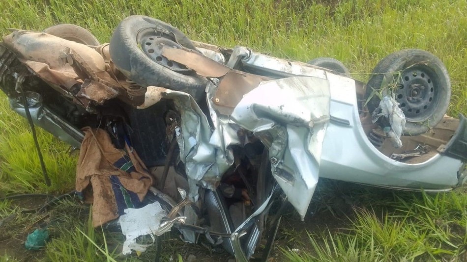 Carreta passa por cima de carro e motorista sobrevive na MG-424 