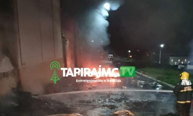 Caminhão carregado com calçados pega fogo em Nova Serrana