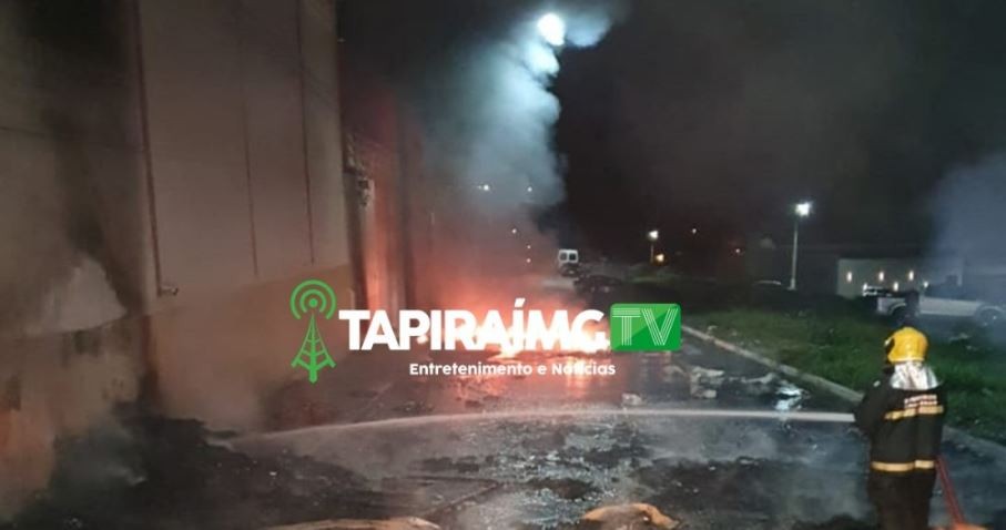 Caminhão carregado com calçados pega fogo em Nova Serrana