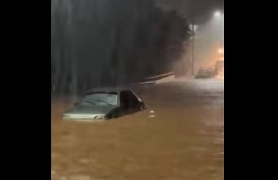 Chuva forte alaga ponte e deixa carro ilhado em Piumhi