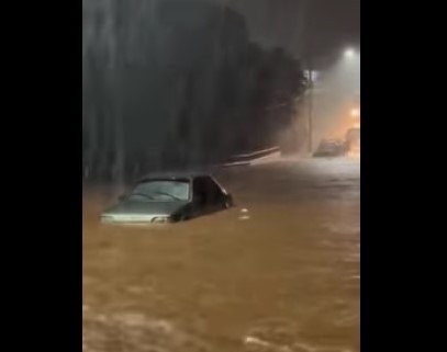 Chuva forte alaga ponte e deixa carro ilhado em Piumhi