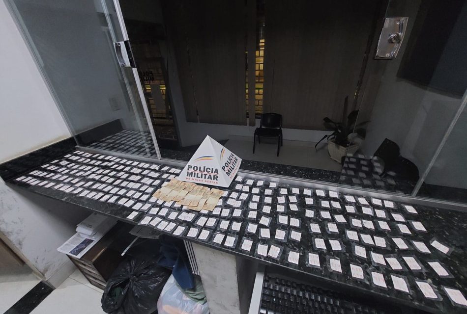 Motociclista é preso ao ser flagrado transportando 200 papelotes de cocaína em Piumhi