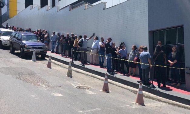 Guilherme de Pádua é velado em BH com fila na porta de igreja