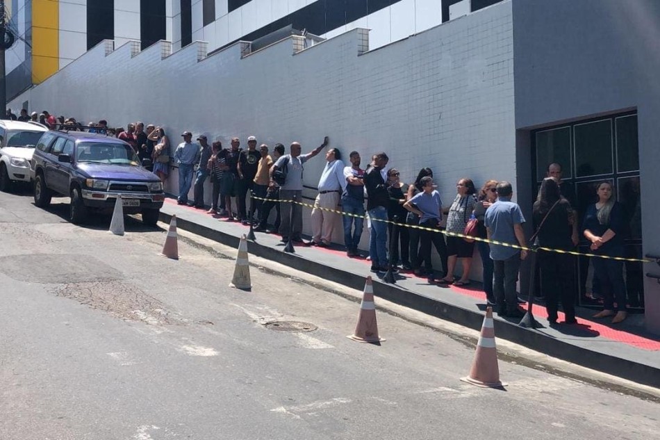 Guilherme de Pádua é velado em BH com fila na porta de igreja