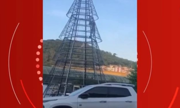 Homem escala árvore de Natal de 12 metros e danifica estrutura em Pará de Minas