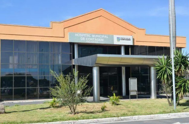 Mãe usa droga, pisoteia filha bebê e joga filho em porta de vidro, em Contagem