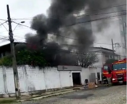 Incêndio é registrado em loja de assistência de eletrodomésticos em Divinópolis