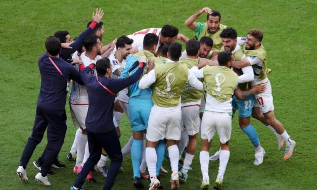 Com gols nos acréscimos, Irã vence País de Gales e fica vivo na Copa