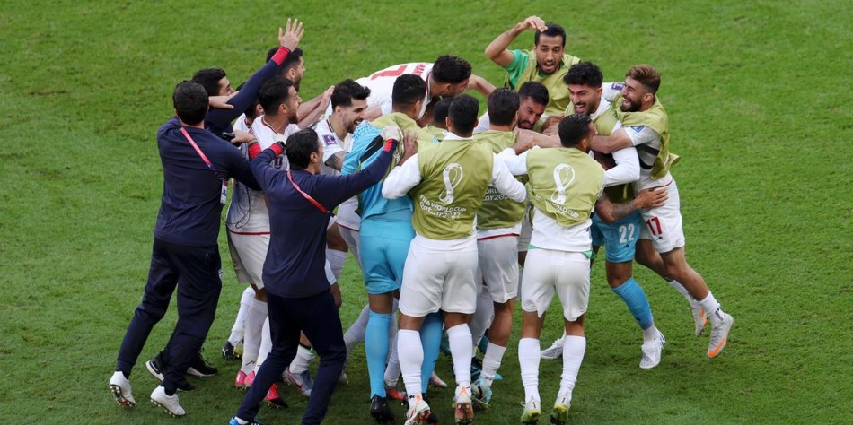 Com gols nos acréscimos, Irã vence País de Gales e fica vivo na Copa
