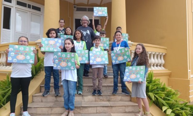 Alunos da rede municipal de Formiga são presenteados com exemplar do ‘Patrimônio Divertido’