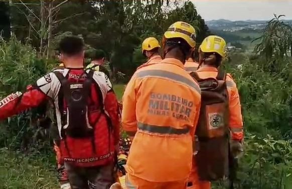 Motociclista fica ferido após acidente durante trilha