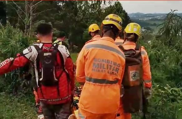 Motociclista fica ferido após acidente durante trilha