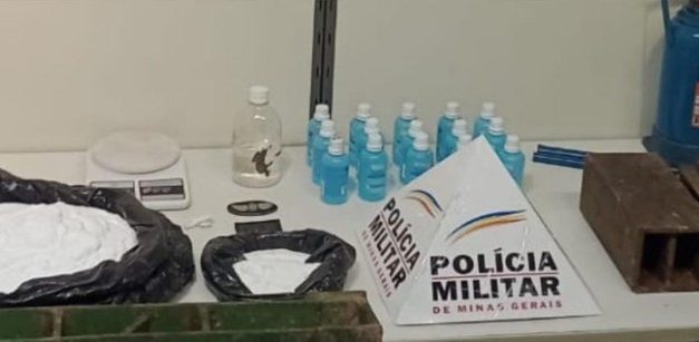 Laboratório de refino de drogas é descoberto em mata no Bairro Maria Helena, em Divinópolis