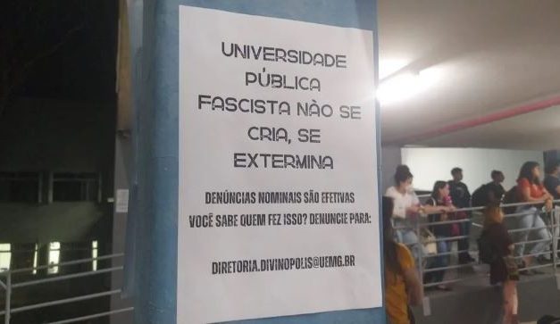 Manifestação é feita na UEMG após pichação com apologia ao nazismo