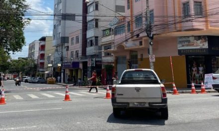 Motociclista bate em ambulância, é arremessado para baixo de caminhão e morre em Divinópolis