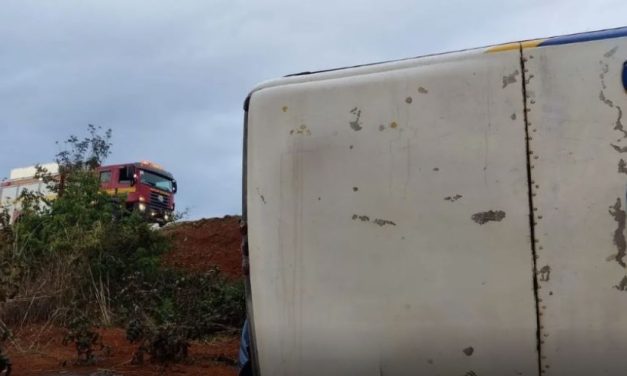 Bombeiros atendem vítimas de capotamento de ônibus na BR-251