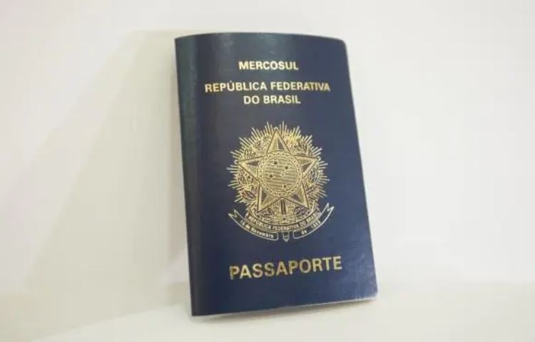 PF suspende emissão de passaportes no Brasil por falta de dinheiro