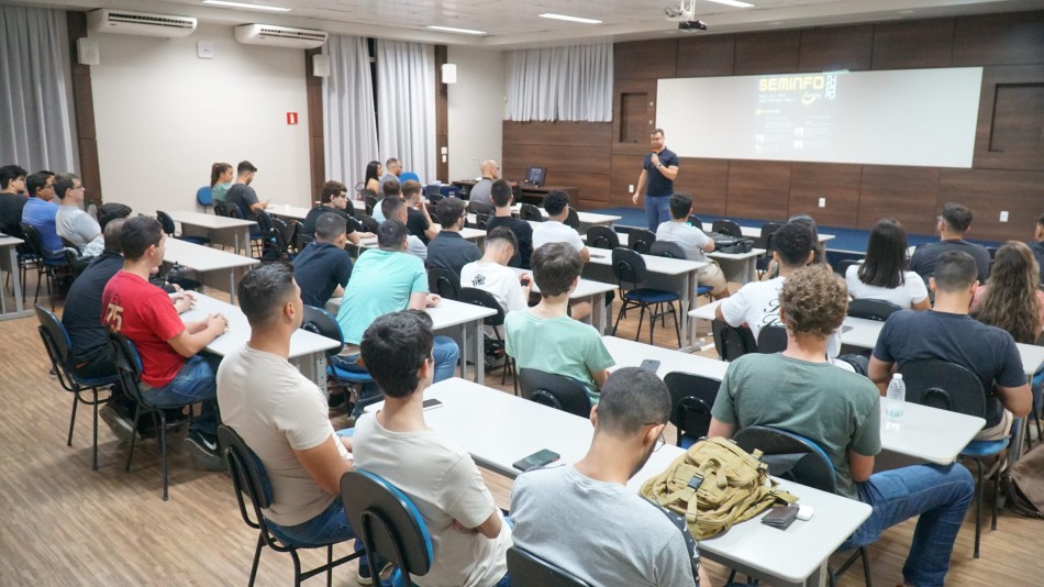 Seminfo 2022 promove palestras com egressos do Unifor-MG