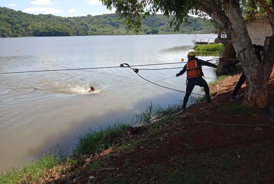 Simulado de salvamento de pessoas ilhadas em decorrência das chuvas é realizado pelo Corpo de Bombeiros em Formiga