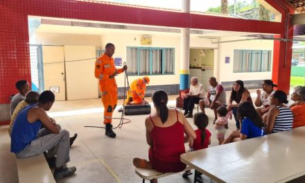 Bombeiros e Defesa Civil dão dicas a moradores do Vargem Grande em casos de riscos durante o período chuvoso