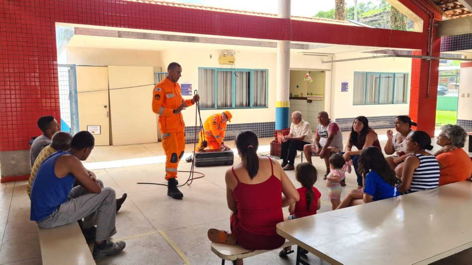 Bombeiros e Defesa Civil dão dicas a moradores do Vargem Grande em casos de riscos durante o período chuvoso