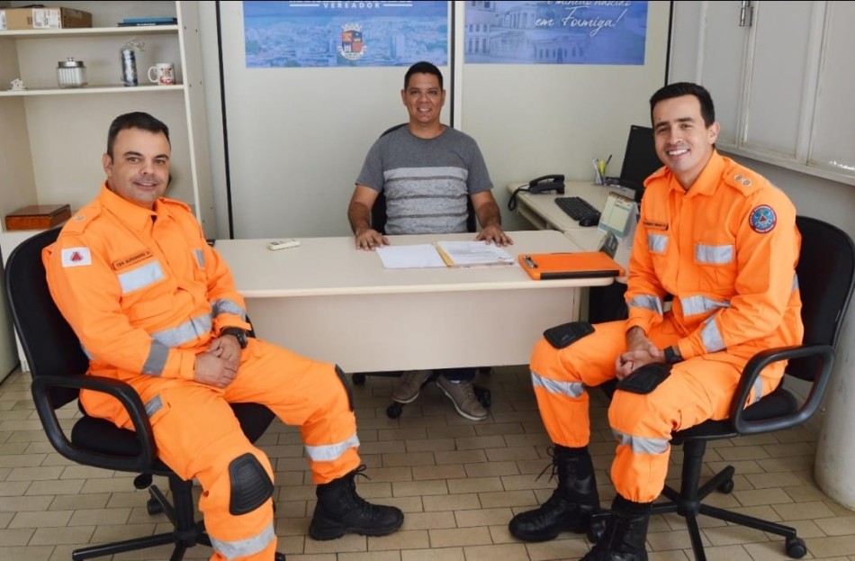 Comando do Corpo de Bombeiros em Formiga faz visita de cortesia à Câmara