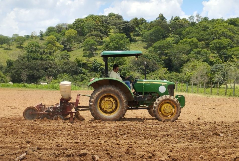 Iniciado o plantio na Fazenda Laboratório do Unifor-MG para o Dia de Campo