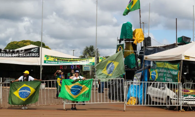 Bolsonaristas impedem remoção de barracas no QG do Exército em Brasília