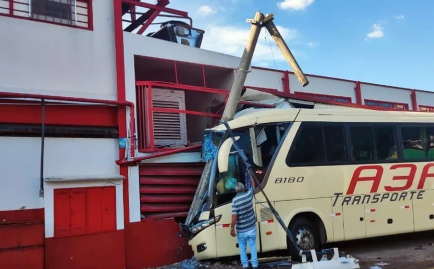 Dois ficam feridos após ônibus descer rua desgovernado e colidir contra supermercado