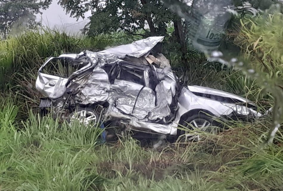 Colisão entre carro e caminhão deixa duas vítimas fatais na BR-354, em Arcos