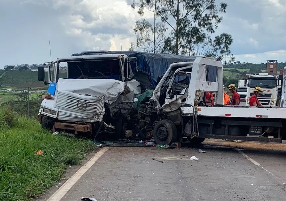 Acidente entre dois caminhões e um carro deixa motoristas feridos no Sul de MG