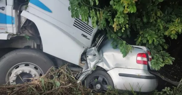 Quatro pessoas morrem após carro ser ‘engolido’ por caminhão em Minas