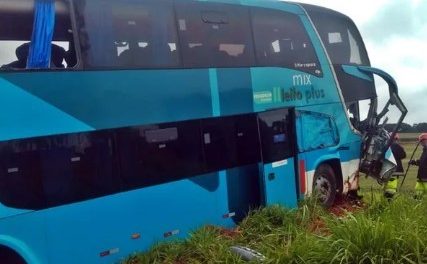 Motorista de ônibus morre e 10 pessoas ficam feridas em acidente na Fernão Dias