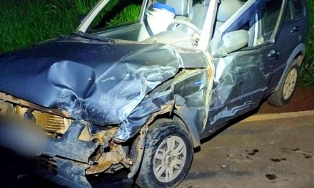 Idoso fica ferido após acidente entre carro e caminhonete na MG-170, em Pains