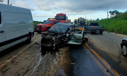 Grave acidente entre carreta e dois carros interdita pista em MG