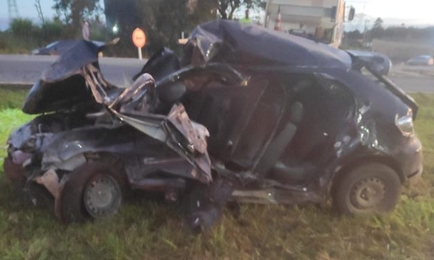 Homem morre em acidente envolvendo veículo e caminhão no Trevo em Pimenta