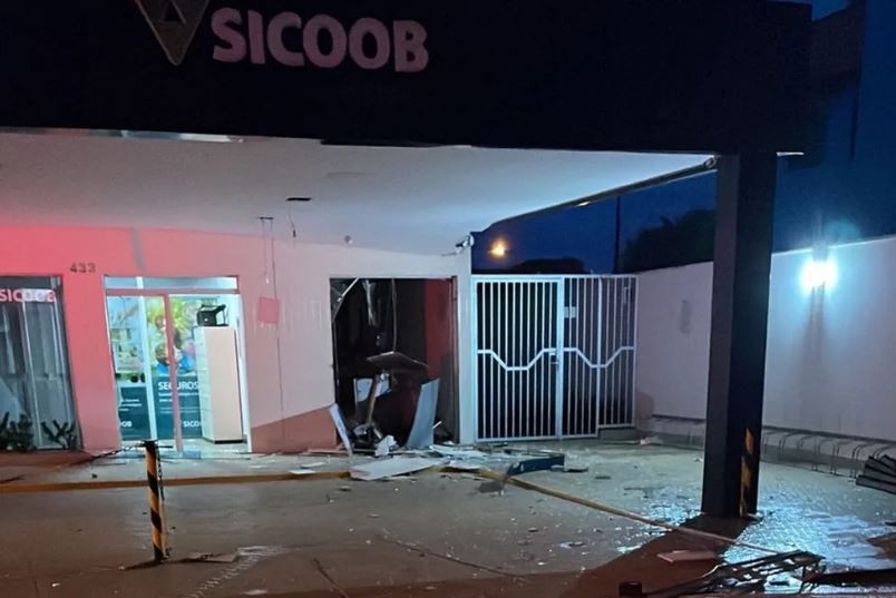 Criminosos explodem caixa eletrônico de banco em comunidade de Martinho Campos