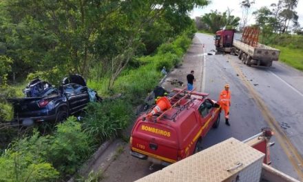 Homem morre após caminhonete bater de frente com carreta em Divinópolis