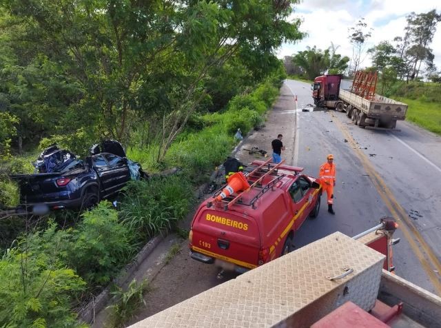 Homem morre após caminhonete bater de frente com carreta em Divinópolis