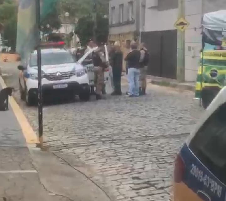 Dois bolsonaristas são presos em Formiga após agressão e difamação em frente ao Tiro de Guerra