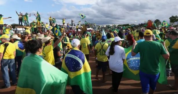 Raio atinge local onde estavam manifestantes bolsonaristas em Brasília e deixa feridos